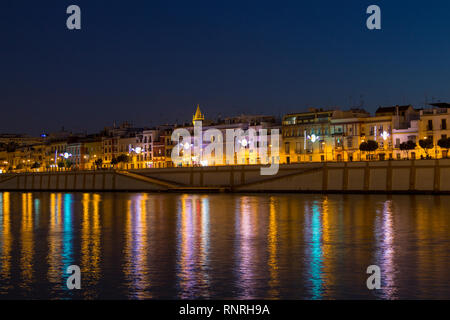 Twilight vista su calle Betis e il quartiere di Triana e il fiume Guadalquivir, nel centro di Siviglia, una famosa destinazione turistica per una fuga di un fine settimana Foto Stock