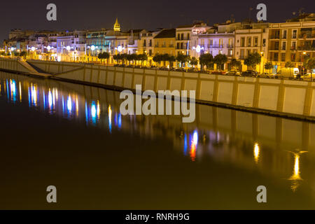 Twilight vista su calle Betis e il fiume Guadalquivir, nel centro di Siviglia, una famosa destinazione turistica per una fuga di un fine settimana Foto Stock