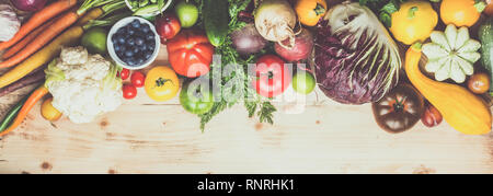 Organico fresco frutta verdura bacche, squash Pomodori Carote cipolline semi di barbabietole pepe cavolfiore, copia spazio, vista dall'alto, lungo foto banner Foto Stock