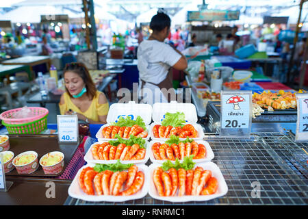 PATTAYA, Tailandia - 21 febbraio 2016: strada del mercato di Pattaya. Ci sono pochi i mercati di strada di Pattaya che sono popolari con i turisti e la gente del posto Foto Stock