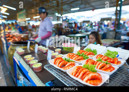 PATTAYA, Tailandia - 21 febbraio 2016: strada del mercato di Pattaya. Ci sono pochi i mercati di strada di Pattaya che sono popolari con i turisti e la gente del posto Foto Stock