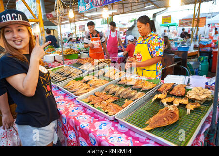 PATTAYA, Tailandia - 21 febbraio 2016: strada del mercato di Pattaya. Ci sono pochi i mercati di strada di Pattaya che sono popolari con i turisti e la gente del posto Foto Stock