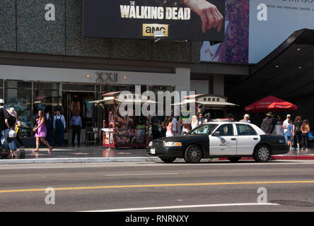 Hollywood e Los Angeles, California, Stati Uniti d'America - 14 Giugno 2014: noi funzionario di polizia in servizio presso l'auto della polizia. Foto Stock