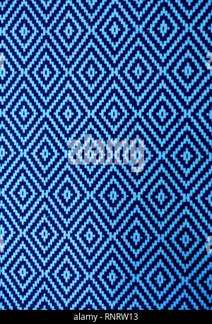 L'immagine verticale della vibrante blu e blu navy modello etnico tessuto vista anteriore Foto Stock