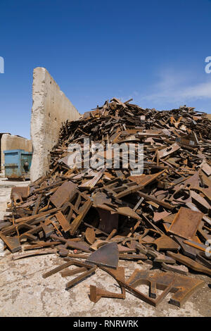 Un assortimento di parti arrugginite e di pezzi in metallo ferroso in un silo di stoccaggio a un metallo di scarto cantiere di riciclaggio Foto Stock