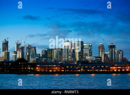LONDON Canary Wharf da GREEWICH con luce spettacolari ED OSCURAMENTO SERA NUVOLE Foto Stock