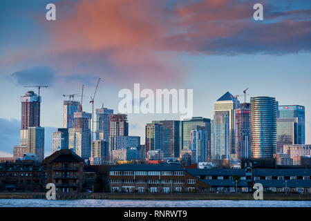 LONDON Canary Wharf da GREEWICH con spettacolari di luce arancione e di sera le nuvole Foto Stock
