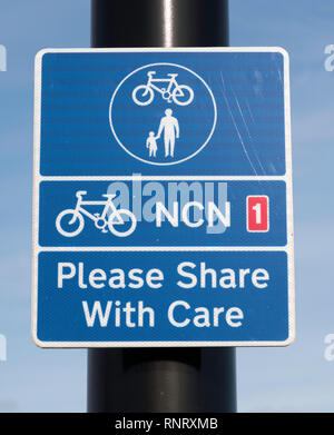 Segno sul ciclo nazionale Network NCN 1 uso condiviso del ciclo e percorso pedonale vi preghiamo di condividere con cura, in Tynemouth, North East England, Regno Unito Foto Stock