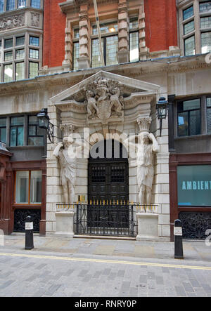 LONDON CITY DI LONDRA la vecchia entrata a trasportatori HALL Throgmorton Street con le statue Foto Stock