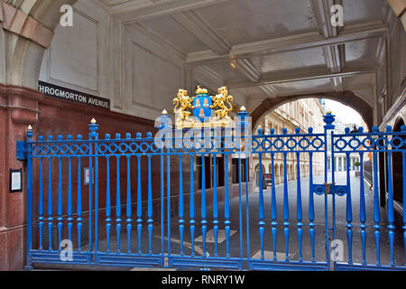 LONDON CITY OF LONDON THROGMORTON AVENUE INGRESSO E CANCELLI DI BLU Foto Stock