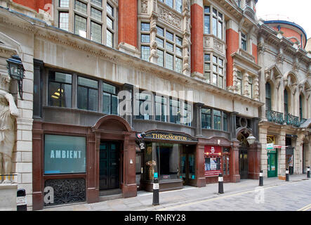 LONDON CITY OF LONDON VISTA DI THROGMORTON STREET E NEGOZI Foto Stock