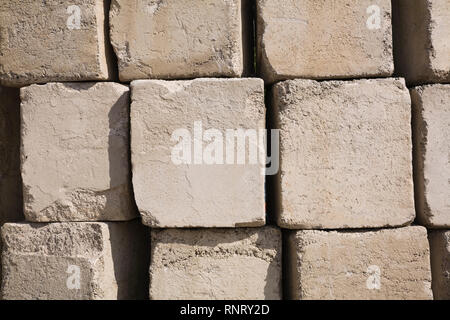 Close-up di grande e pesante impilati a forma di quadrato di blocchi in calcestruzzo Foto Stock