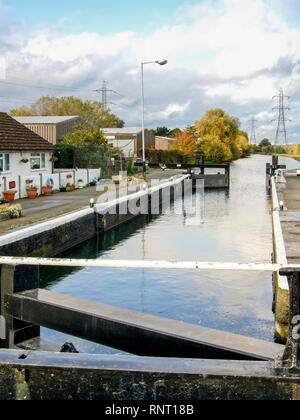 Alfie di bloccaggio (o Pickett's Lock) sul Fiume Lee Navigazione, Edmonton, London, Regno Unito Foto Stock