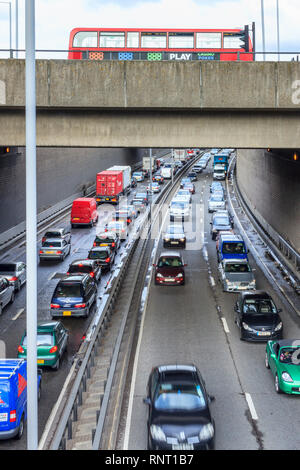 Ora di punta il traffico sulla North Circular Road all'A10 Grande Cambridge Road Roundabout sottopassaggio, London, Regno Unito Foto Stock