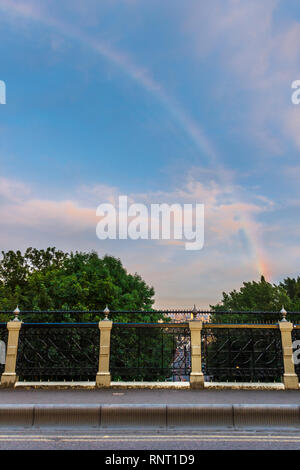 Un arcobaleno di più oltre a Londra per una serata estiva, da Hornsey Lane Bridge, a nord di Londra, Regno Unito Foto Stock