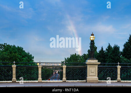 Un arcobaleno di più oltre a Londra per una serata estiva, da Hornsey Lane Bridge, a nord di Londra, Regno Unito Foto Stock