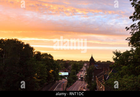 Vista nord lungo la strada dell'Arcata da Hornsey Lane Bridge al tramonto, London, Regno Unito Foto Stock