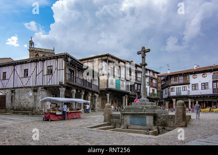 Quello di Alberca, Salamanca, Spagna; Giugno 2017: piazza principale e gli edifici del borgo medievale di La Alberca in provincia di Salamanca Foto Stock