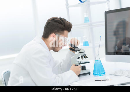 Lo scienziato moderno conduce ricerche in laboratorio Foto Stock