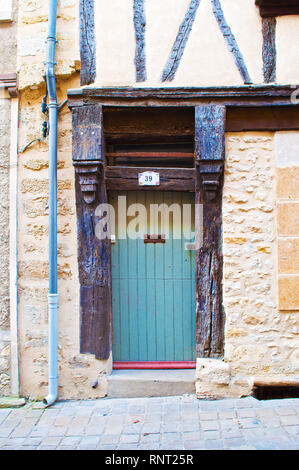 Una casa con travi a vista e porte verdi sulla Rue de Chateau street nel centro di una piccola città Thouars, Francia. Calda mattina di primavera, atmosfera calma Foto Stock
