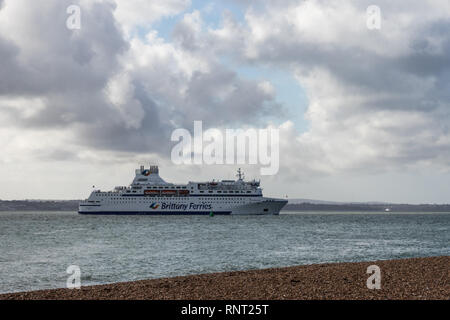 Brittany Ferries cross channel ferry vela vicino alla riva Foto Stock