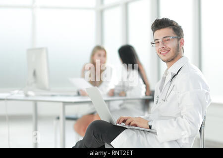 Medico funziona su un computer portatile nella stanza di ospedale Foto Stock