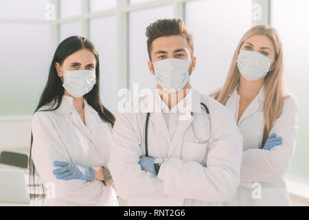 Gruppo di chirurghi in piedi insieme in un centro medico Foto Stock
