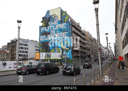 15.12.2018, Bruxelles, Bruxellescapitale, Belgio - grande murale su una casa faade nel Europaviertel. La frase il futuro è in Europa e un Blu-yell Foto Stock