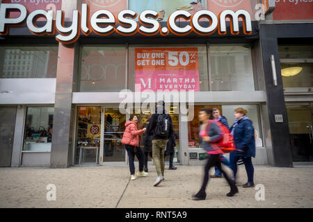 Un Payless ShoeSource store in Herald Square a New York venerdì 15 febbraio, 2019. Il rivenditore è segnalato per essere la pianificazione per chiudere tutti i 2300 memorizza come file per fallimento alla fine di febbraio a meno che un acquirente per la catena si materializza. (© Richard B. Levine) Foto Stock