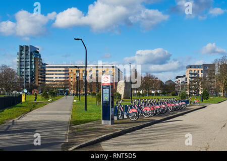 I sentieri attraverso Shoreditch Park, Hoxton, London REGNO UNITO Foto Stock