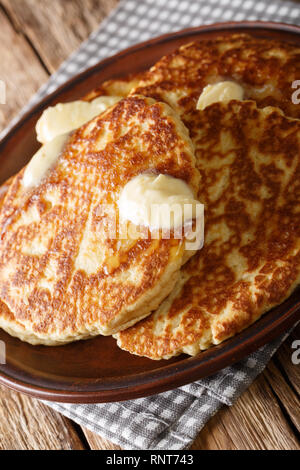 Gorditas de Azucar (dolce piastra dolci) con burro di close-up su una piastra sul piano verticale. Foto Stock