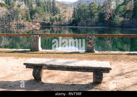 Panca tranquilla di fronte al lago Foto Stock