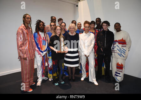 La duchessa di Cornovaglia (al centro) con i modelli dopo la presentazione di designer Betania Williams (centro sinistra) con la regina Elisabetta II Award per il design nel corso di una visita al London Fashion Week al BFC visualizza lo spazio, Londra. Foto Stock