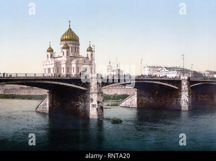 La Cattedrale di San Salvatore, (cioè il Cristo Salvatore), e l'Kamennyj, (cioè, Kamennyi la maggior parte), il ponte, Mosca, Russia ca. 1890-1900 Foto Stock