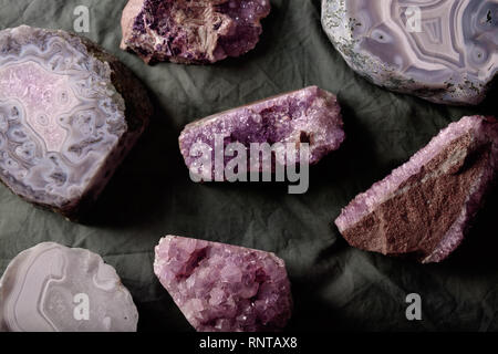 Flatlay pietra differente. L'agata cristalli naturali rock su tessuto Foto Stock