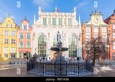 Fontana del Nettuno di fronte all'Artus Court, Mercato Lungo, Gdansk, Polonia. Foto Stock