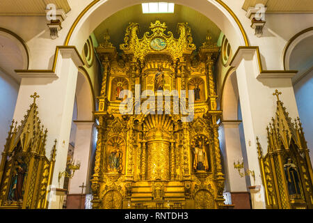 L'altare maggiore della chiesa di San Jose in stile barocco decorato con foglia oro e statue religiose, Panama City, Panama. Foto Stock