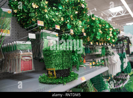 Il giorno di San Patrizio gli oggetti in vendita in un negozio di un mese prima della festa popolare. Foto Stock