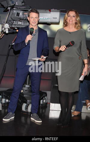 Per la cinquantesima volta Bettina Tietjen e Alexander Bommes benvenuti varie celebrità gli ospiti al loro Talkshow per NDR canale TV di Hannover in Germania. Dotato di: Alexander Bommes, Bettina Tietjen dove: Hannover, Germania Quando: 18 Gen 2019 Credit: Becher/WENN.com Foto Stock