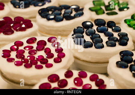Colorato di gemme diverse su un shopfront: ametista e quarzo citrino, rubino e topazio. Foto Stock