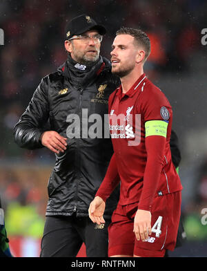 Liverpool manager Jurgen Klopp con Jordan Henderson dopo la UEFA Champions League round di 16 prima gamba corrispondono ad Anfield, Liverpool. Foto Stock