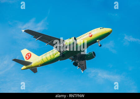 Domodedovo, Russia - 1 Maggio 2018: aereo Airbus A321, Sibir S7 Airlines in atterraggio a Aeroporto di Domodedovo, Regione di Mosca Foto Stock