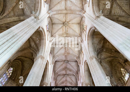 Batalha, Portogallo. All'interno della navata della chiesa del monastero di Santa Maria da Vitoria (Nostra Signora della Vittoria). Un sito del Patrimonio Mondiale Foto Stock
