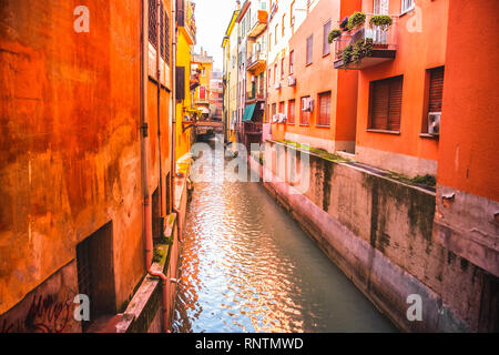 Case italiane tra il canale nascosto del fiume Reno in Via Oberdan - Bologna - Emilia Romagna Italia Foto Stock