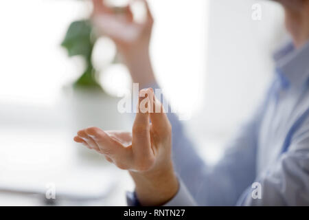 Imprenditore meditando close up di mani maschio Foto Stock