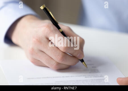 Stretta di mano maschio riempire carta contratto Foto Stock