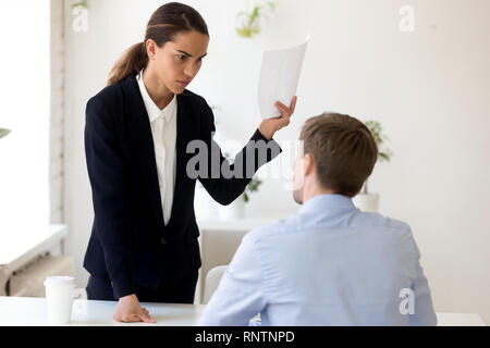 Arrabbiato boss scolding dipendente non qualificate come raccontare errore nella relazione Foto Stock