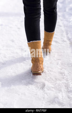 Stivali giallo sulla neve Foto Stock