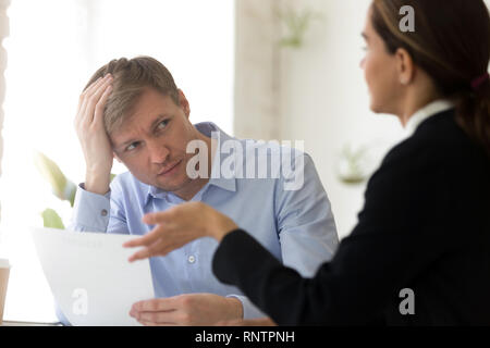 Confuso hr manager e femmina negoziale ricorrente Foto Stock