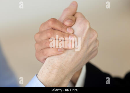 Close up di donna e uomo wresting braccio Foto Stock